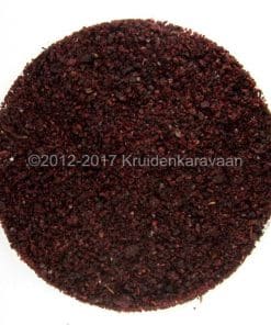 Ronde hoop grof gemalen sumak, paarse kleur, gebruikt als gedroogde kruiden voor diverse gerechten.