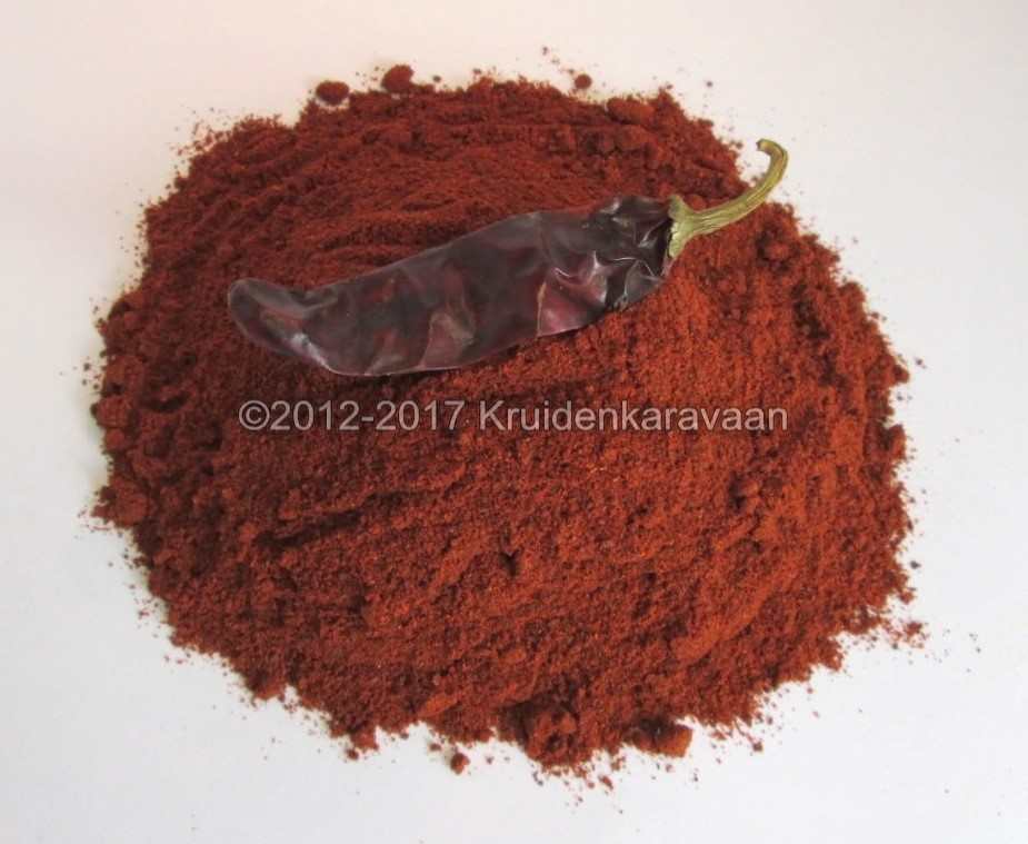 Chipotle Morita gemalen - OOK WEER TERUG - smoked jalapeno chilipoeder online kopen - Olie & Azijn Karavaan Chipotle poeder en gedroogde chipotle peper op een witte ondergrond, ideaal voor rokerige gerechten.