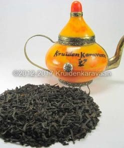 Theeverpakking Oranje Pecco ontbijtthee met losse theeblaadjes naast oranje decoratieve theepot.